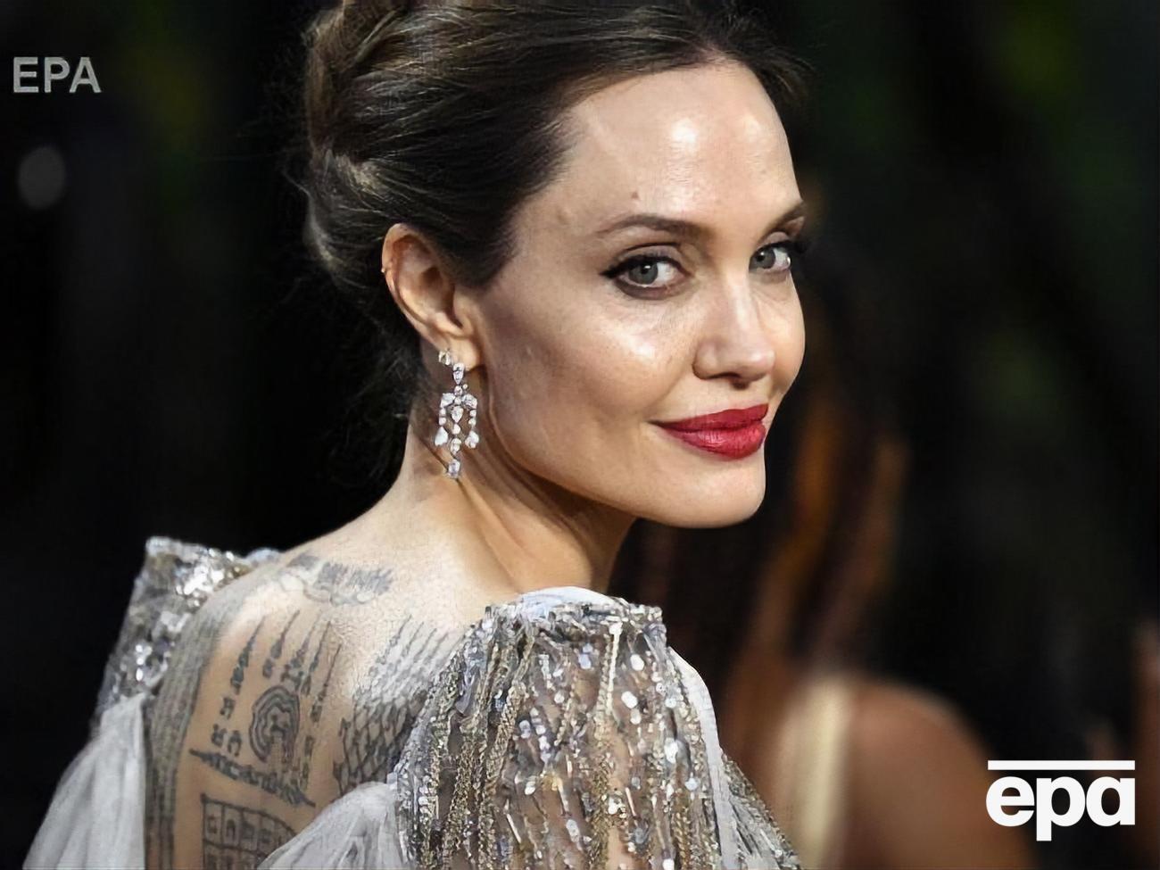 Джоли стала героиней декабрьско-январского номера&nbsp;Harper's Bazaar