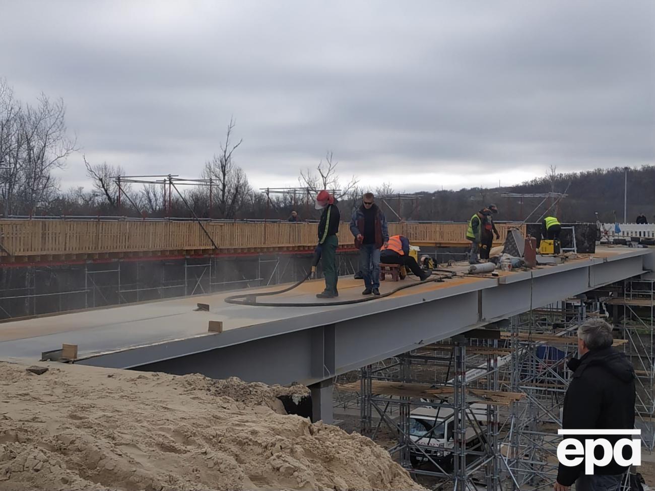 На мосту продолжают идти работы