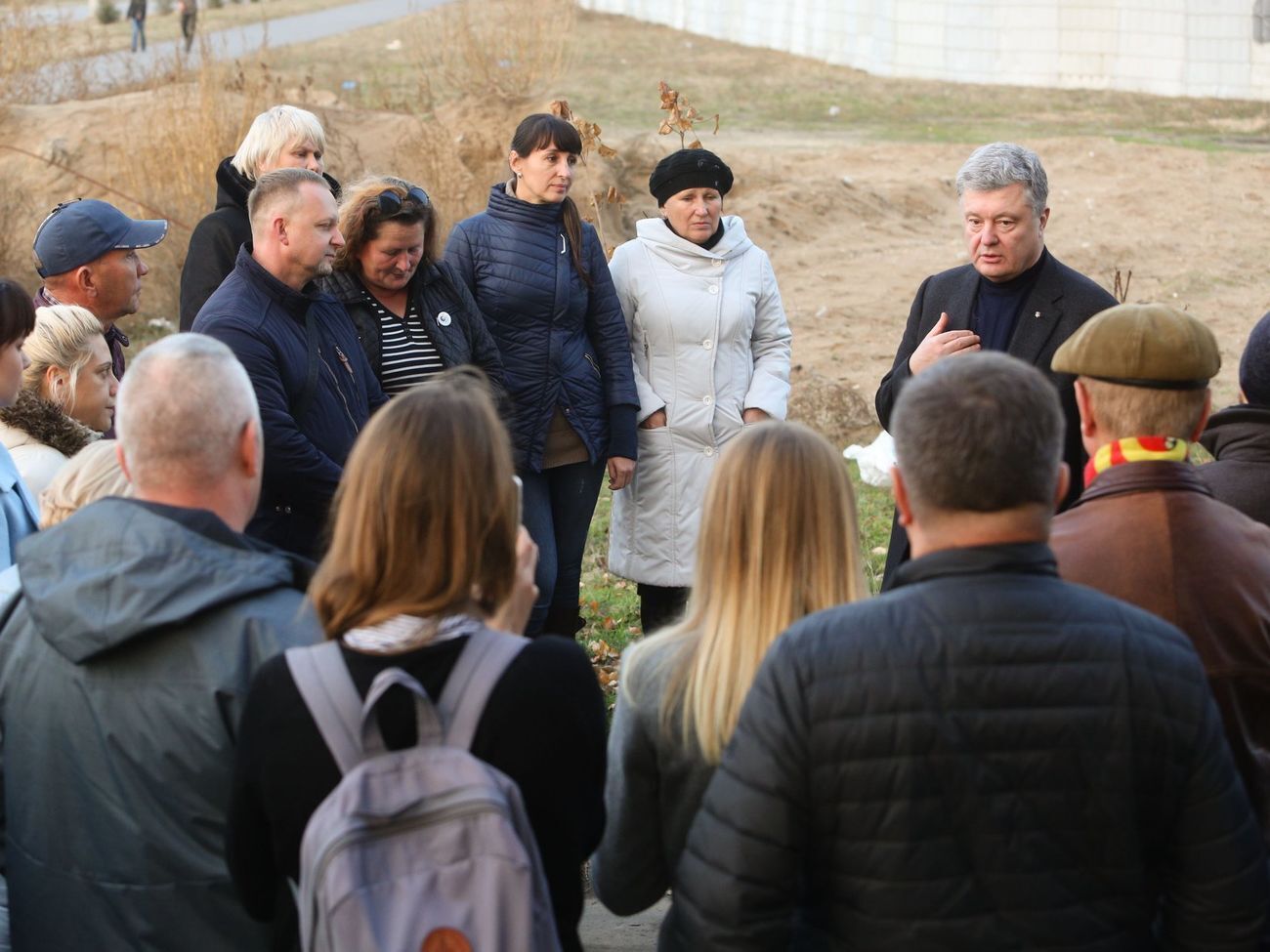 Порошенко встретился с местными жителями в Станице Луганской