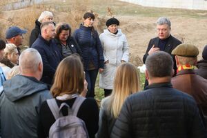 Порошенко встретился с местными жителями в Станице Луганской