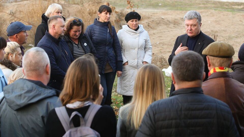 Порошенко зустрівся з місцевими жителями у Станиці Луганській