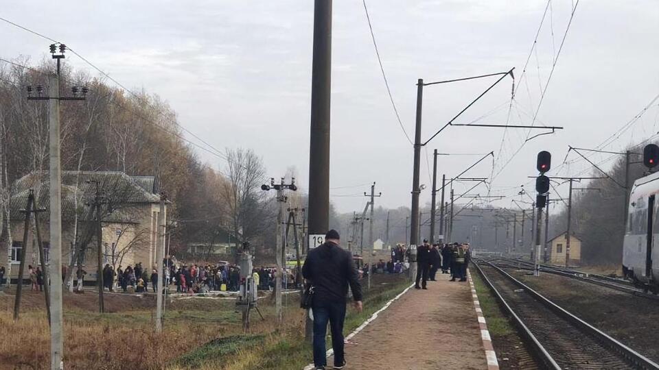 Рух потягів відновили приблизно о 12 годині