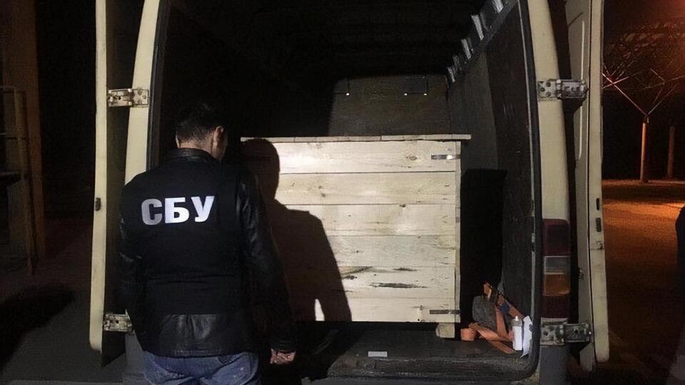 Злоумышленник договорился с таможенниками, чтобы продукцию оформляли без проверки