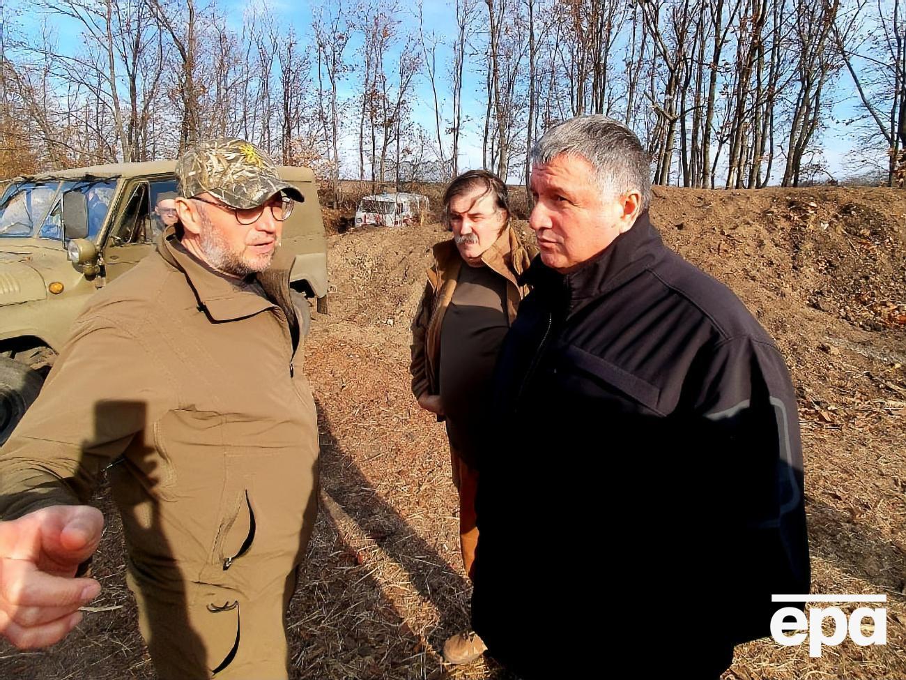 Аваков (справа) посетил Золотое, где отвод войск закончился 1 ноября