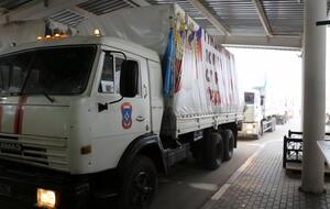 По данным украинских властей, под видом "гумконвоя" Россия ввозит в Украину оружие и технику для боевиков