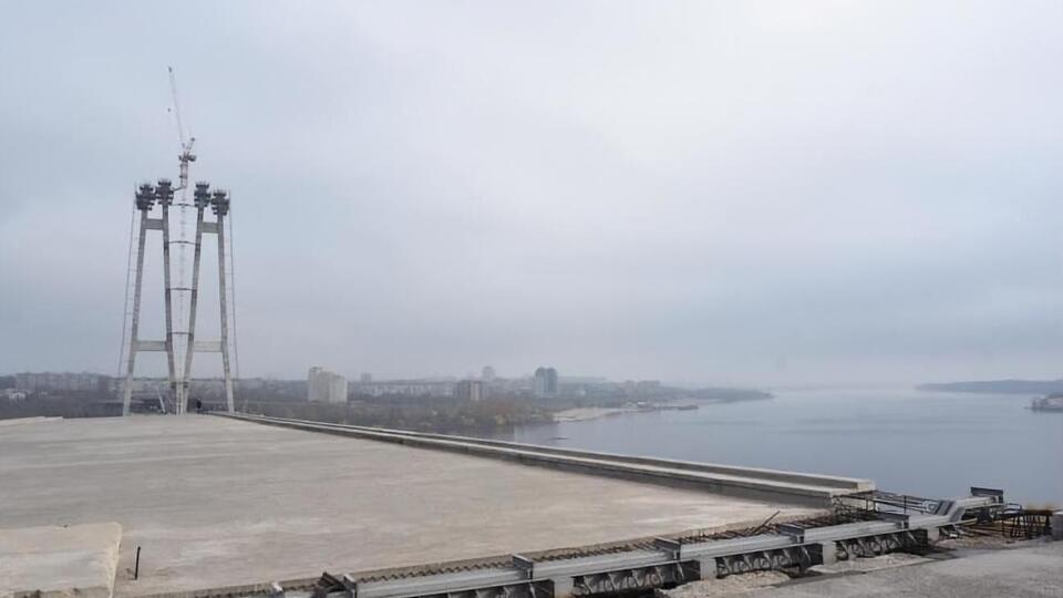 Міст почали будувати у 2004 році