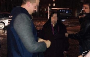 За взятку чиновница должна была посодействовать в получении предпринимателем бессрочной лицензии