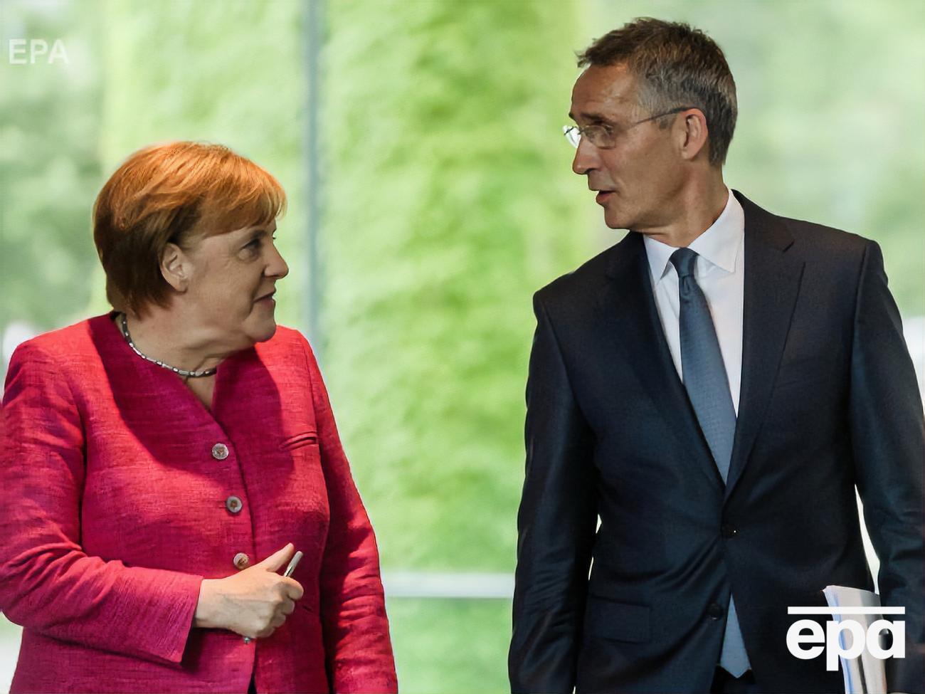 Меркель (ліворуч): НАТО залишається основою нашої безпеки