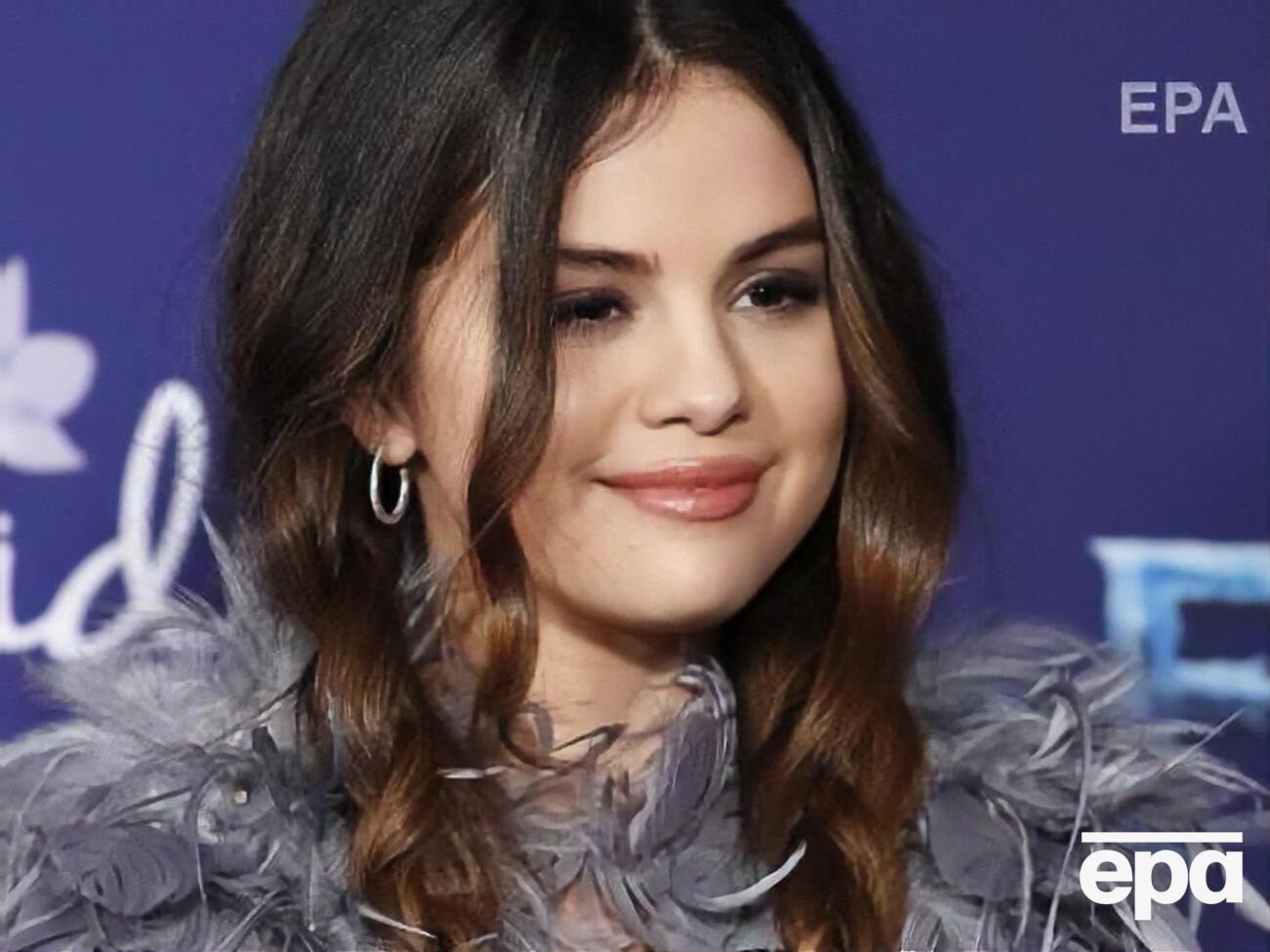 Гомес показала молодшу сестру