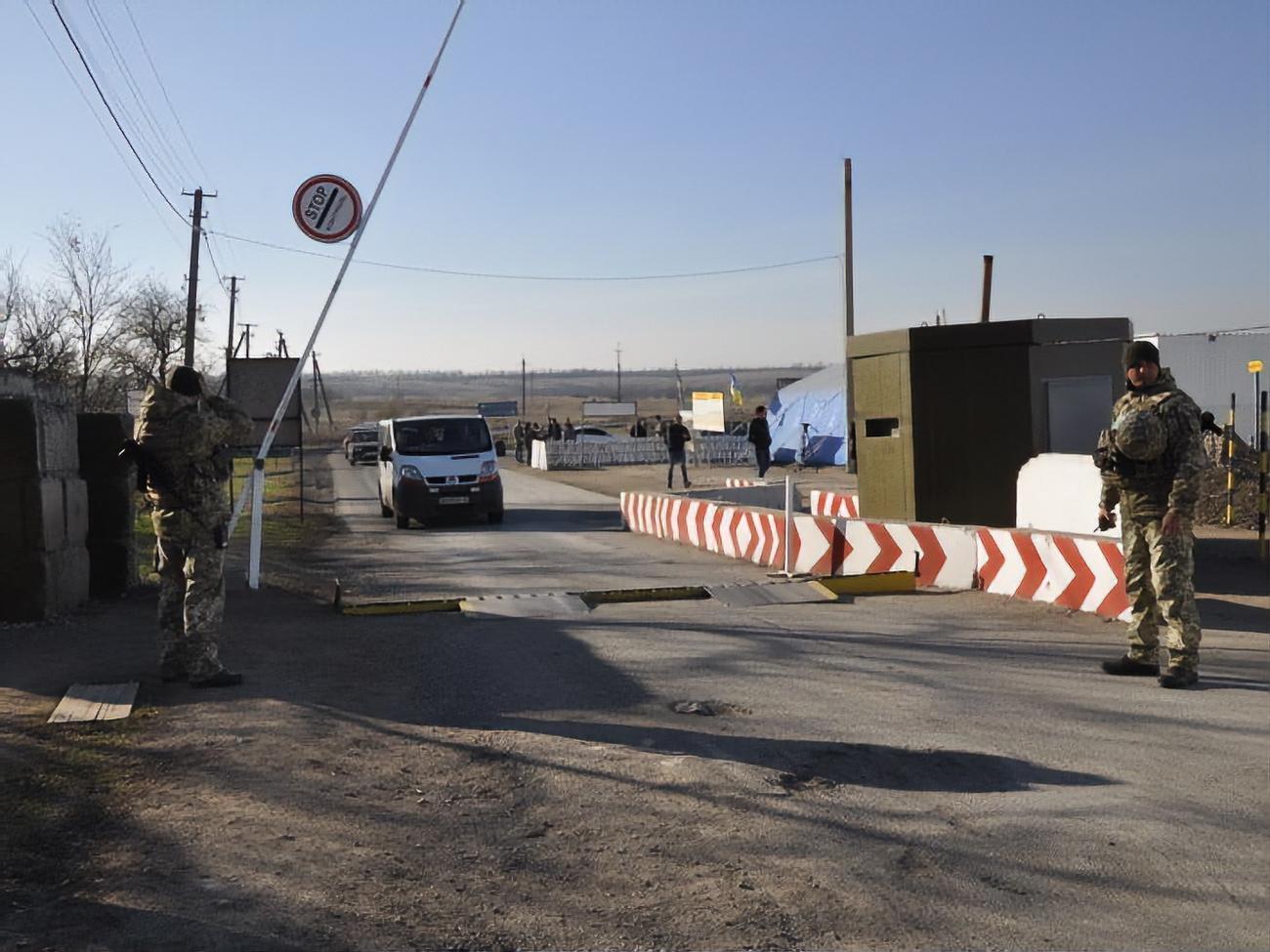 Гумпомощь доставили на оккупированную часть Донбасса через контрольный пункт въезда-выезда "Новотроицкое"