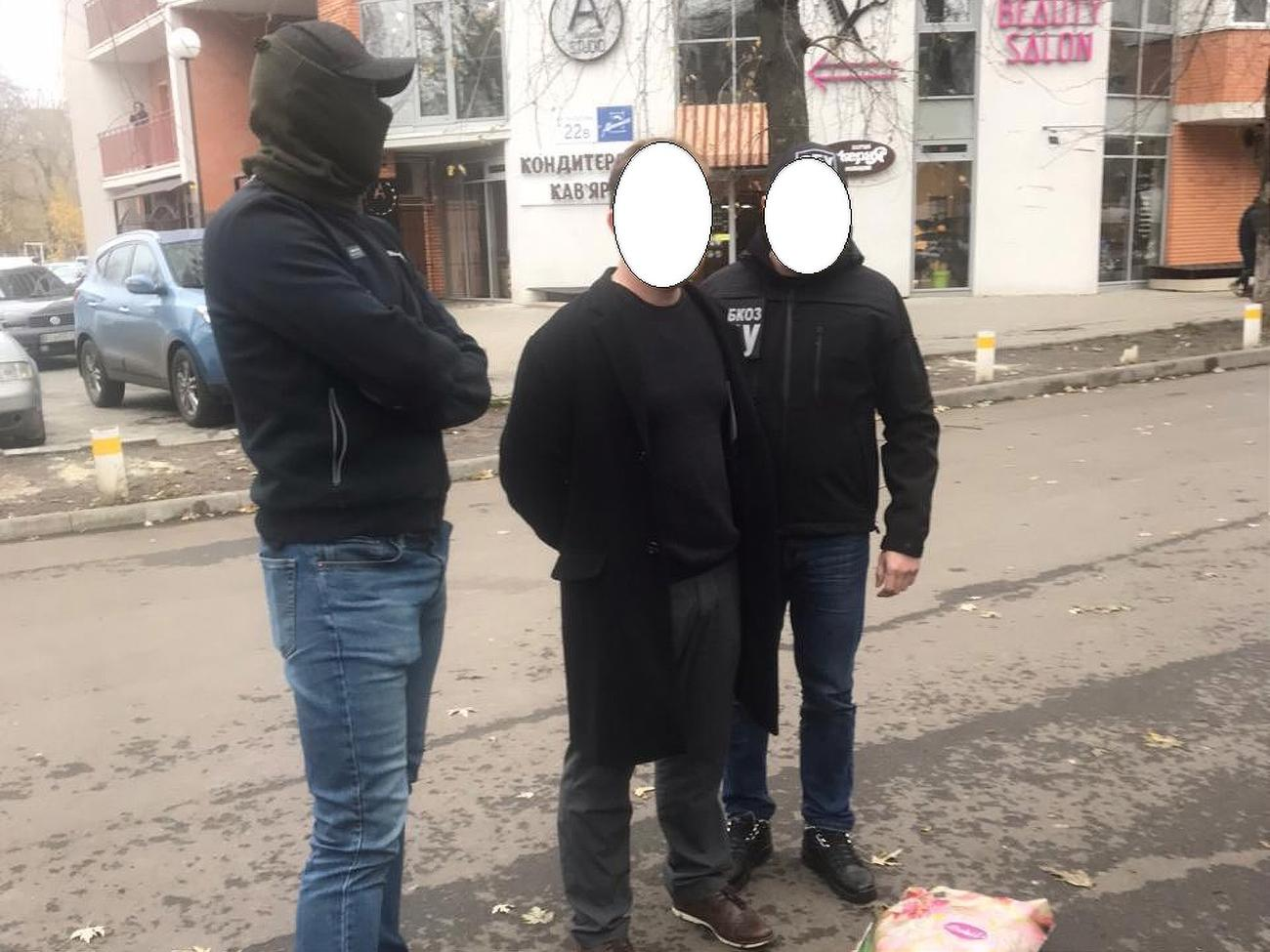Чиновників затримали після одержання хабара