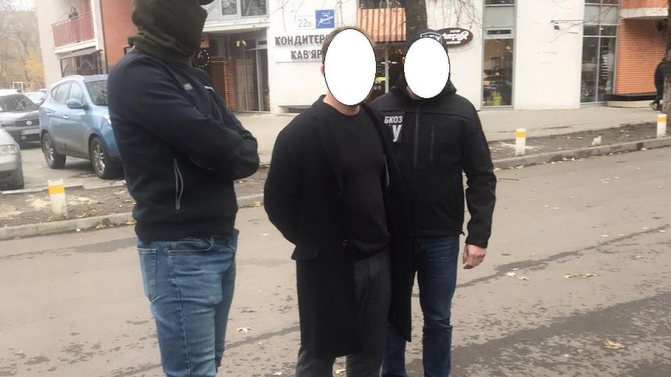Чиновників затримали після одержання хабара