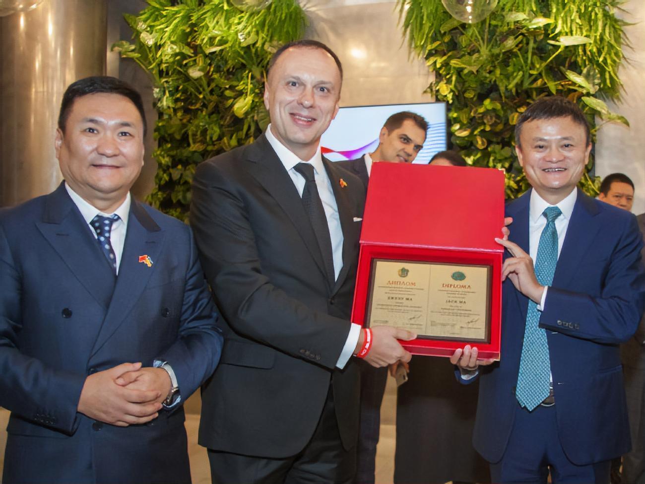 Джек Ма (крайній праворуч) приїхав в Україну 8 листопада