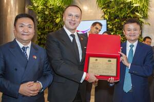 Джек Ма (крайній праворуч) приїхав в Україну 8 листопада