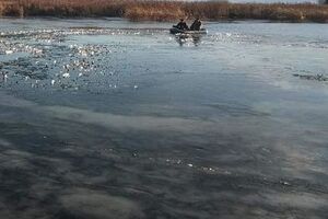 Чоловіки рибалили на кризі