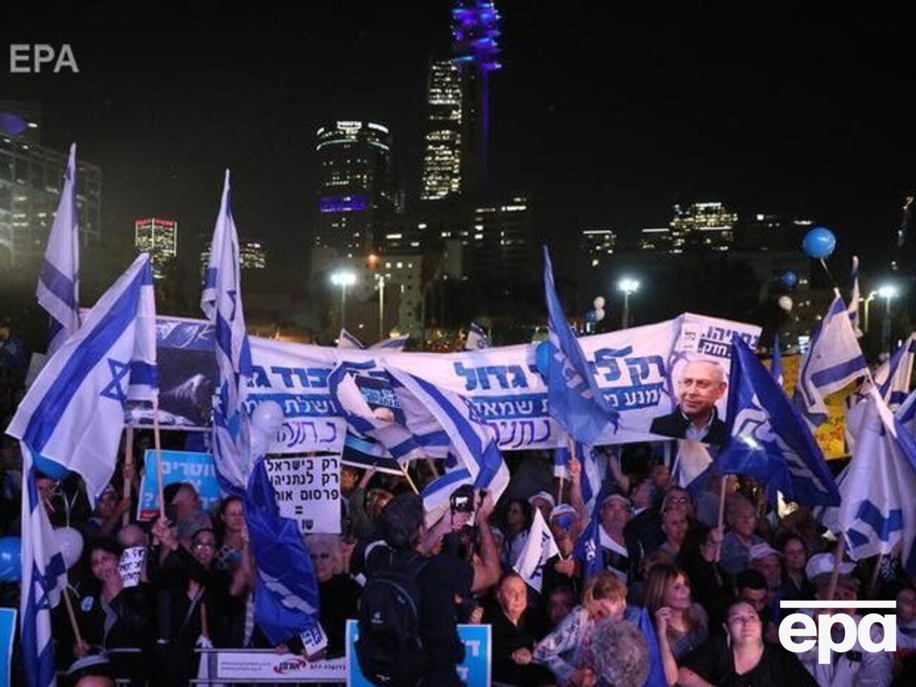 Протестующие требуют отставки Нетаньяху из-за предъявленных ему обвинений в коррупции