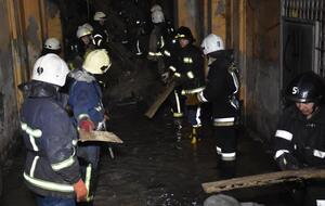 Спасатели продолжают искать тела четырех человек под завалами горевшего дома в центре Одессы. Фоторепортаж