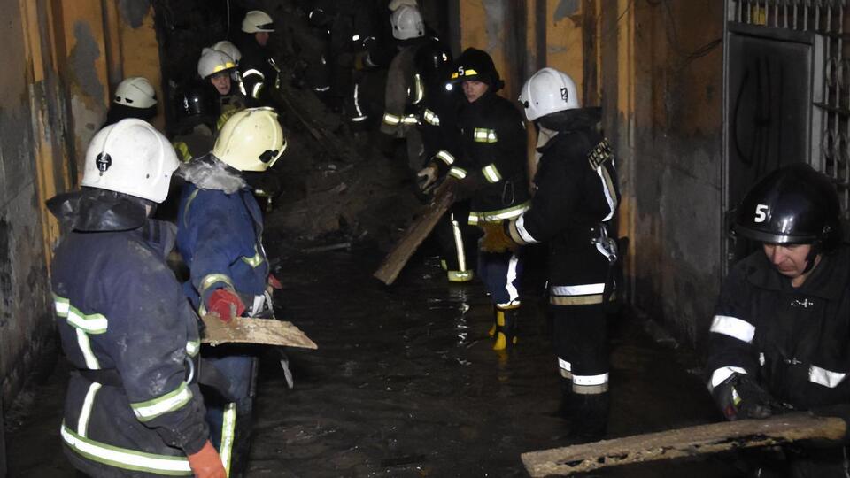 Рятувальники продовжують шукати тіла чотирьох людей під завалами будівлі, яка горіла в центрі Одеси. Фоторепортаж