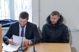 Кучерявый (справа) будет проживать в съемном жилье