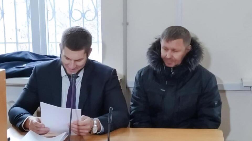 Кучерявый (справа) будет проживать в съемном жилье