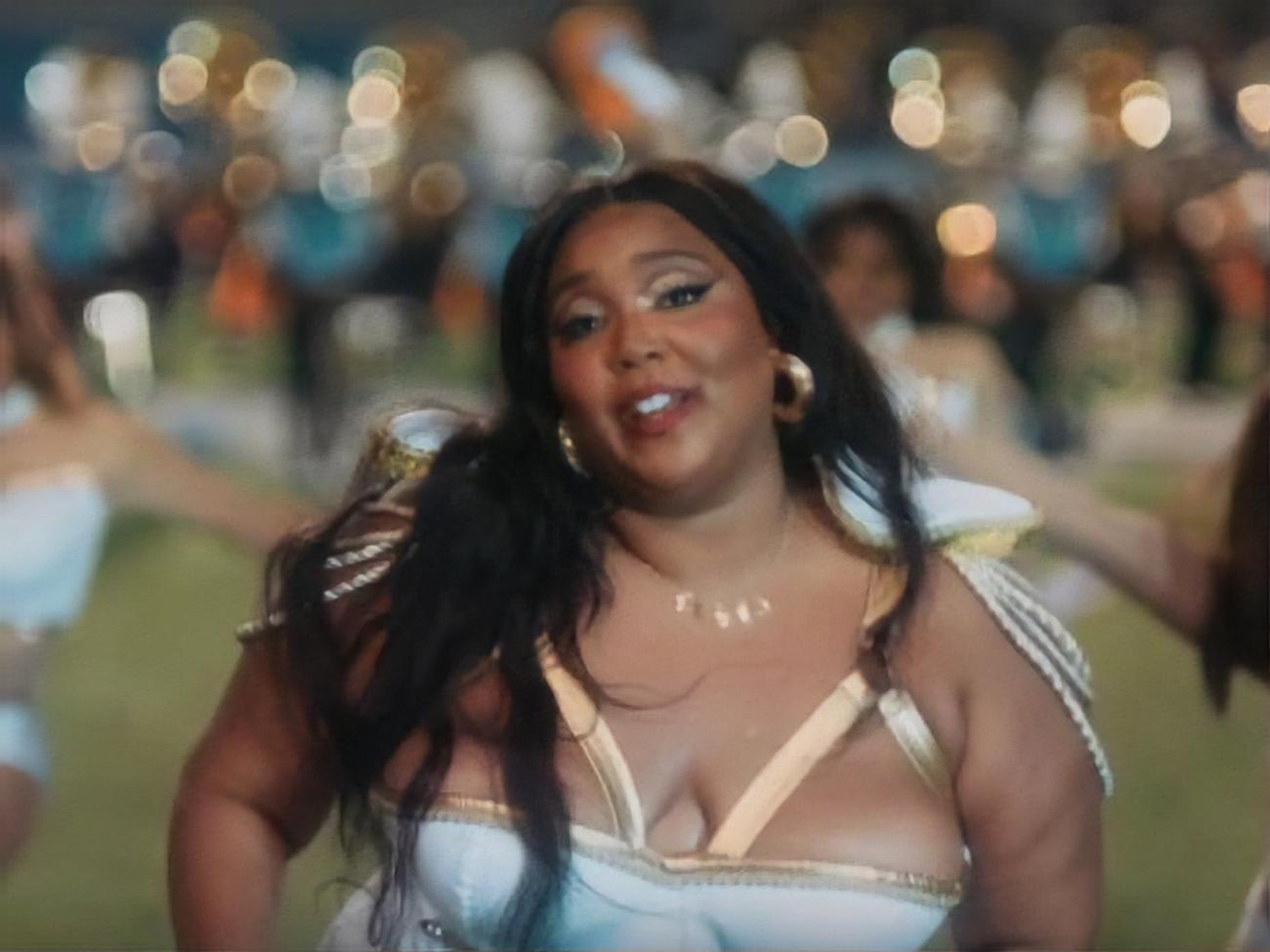 Lizzo в новому ролику станцювала на стадіоні