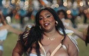 Lizzo в новом ролике станцевала на стадионе