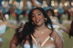 Lizzo в новому ролику станцювала на стадіоні