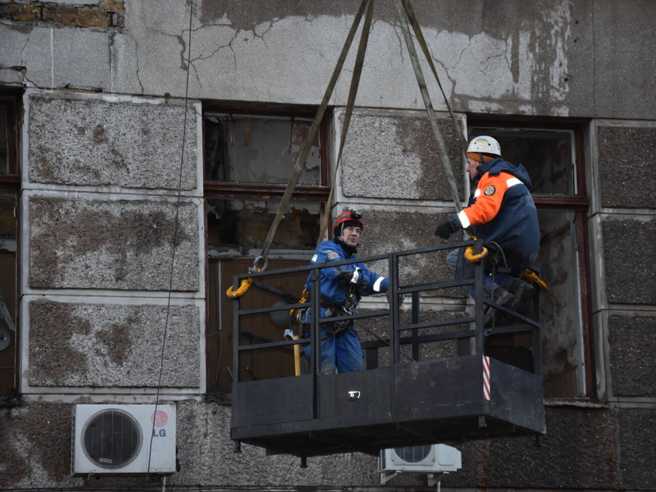 Утром 4 декабря пожар вспыхнул на третьем этаже шестиэтажного здания в Одессе
