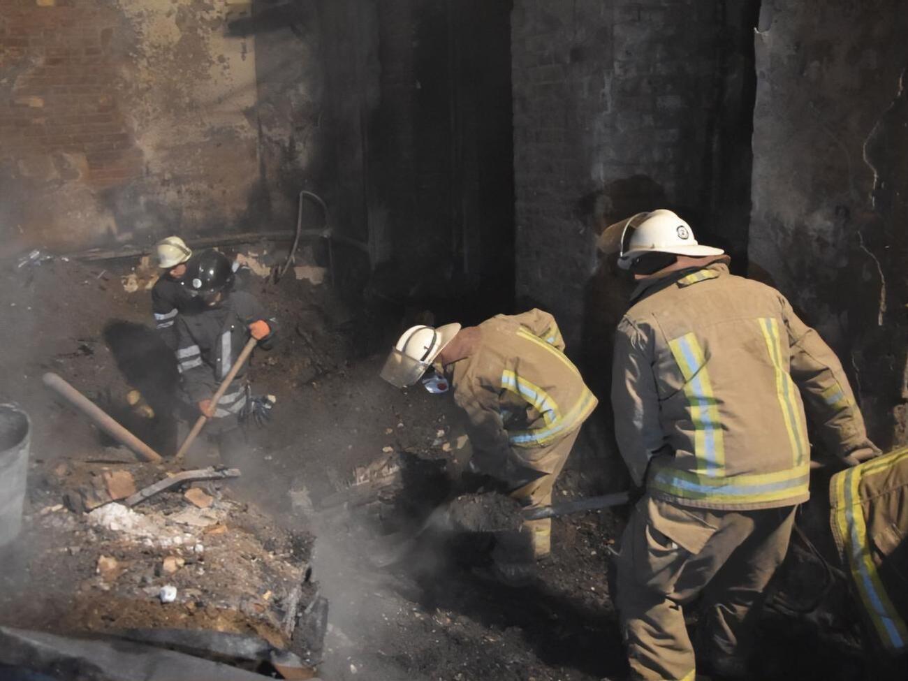 Спасатели продолжают разбирать завалы