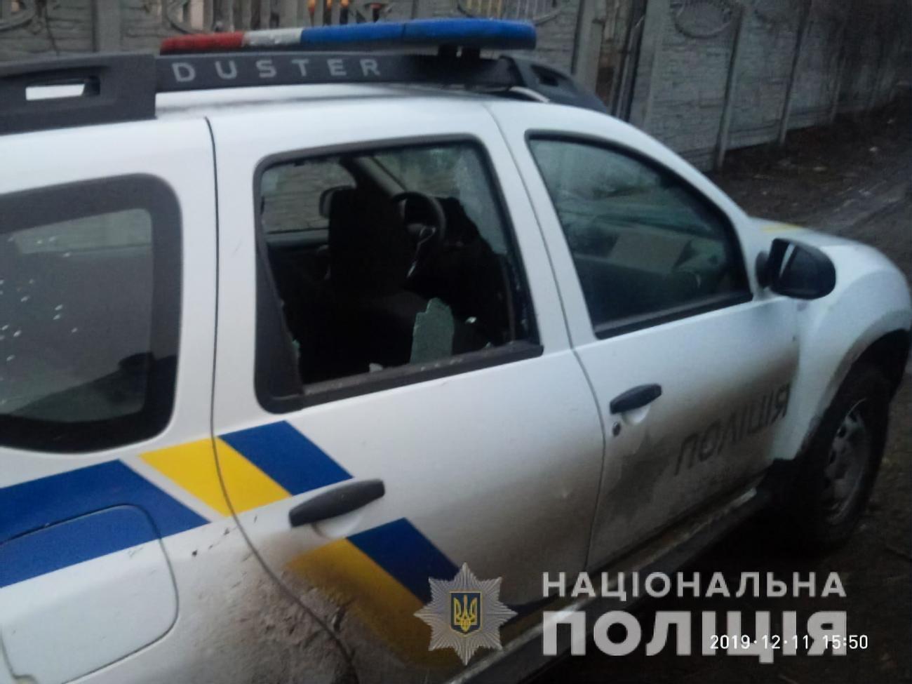 Пули выбили стекло машины