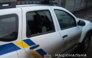 Пули выбили стекло машины