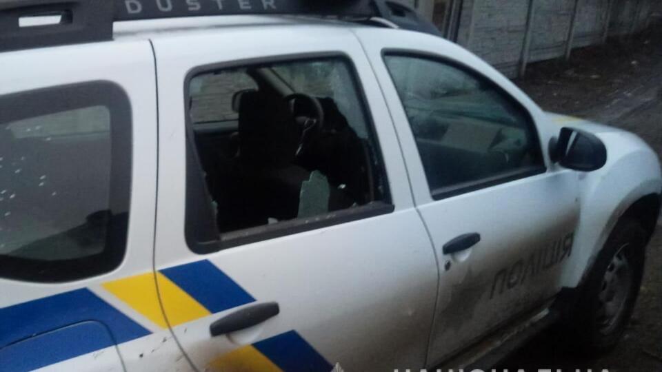 Пули выбили стекло машины