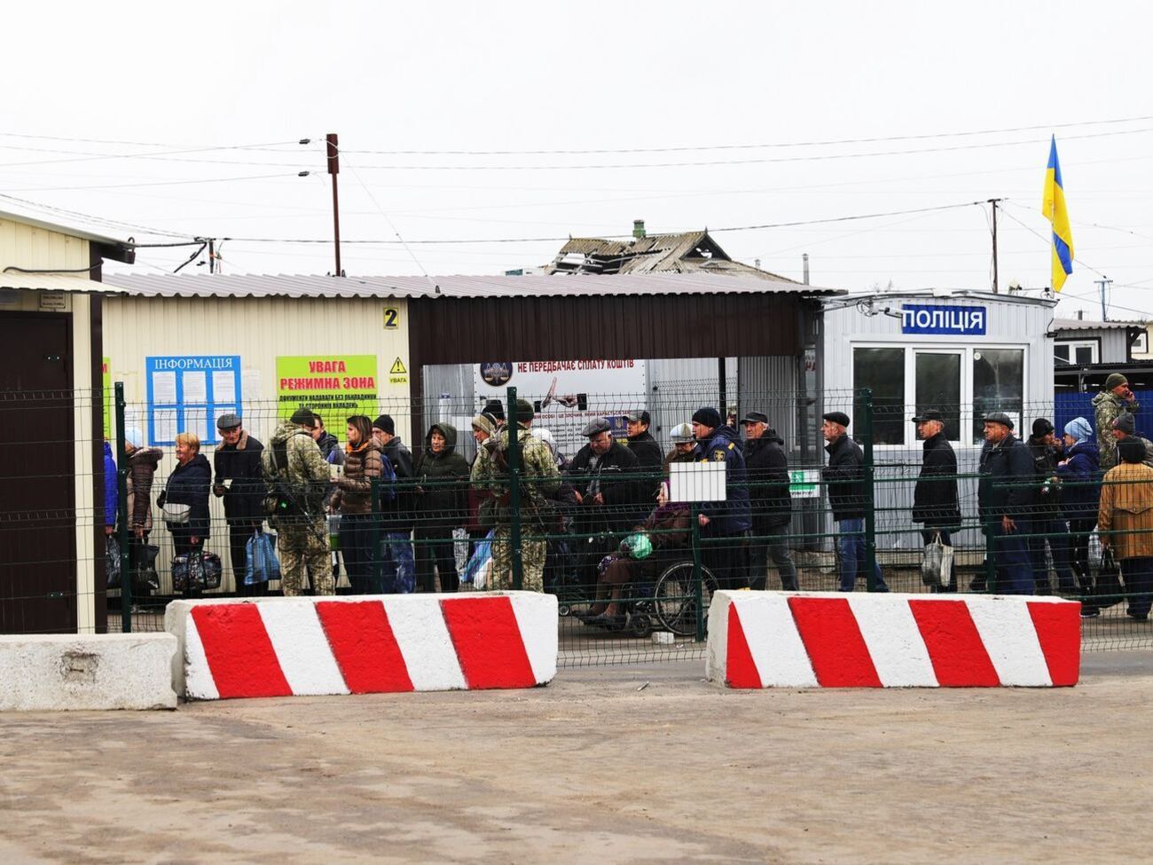 Грузовики проследовали на Донбасс через КПВВ "Новотроицкое"