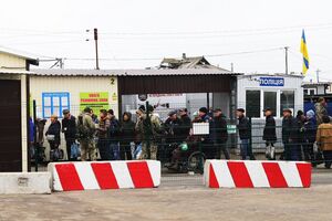 Грузовики проследовали на Донбасс через КПВВ "Новотроицкое"