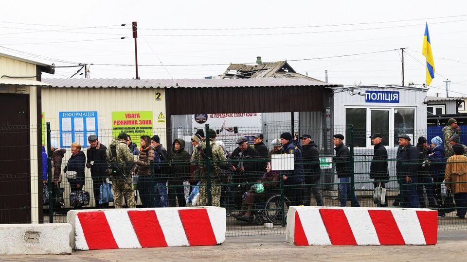 Вантажівки в'їхали на Донбас через КПВВ "Новотроїцьке"