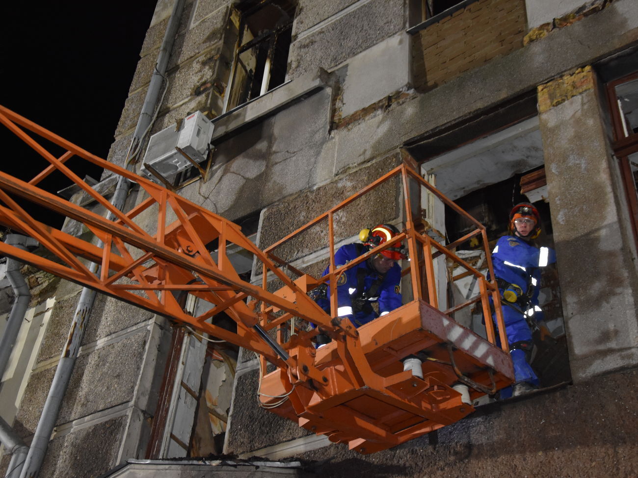 На месте пожара начались ремонтно-восстановительные работы