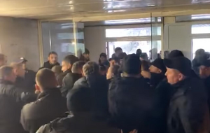 Участники штурма выломали входную дверь и спровоцировали столкновения с полицией