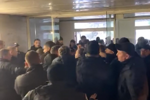 Участники штурма выломали входную дверь и спровоцировали столкновения с полицией