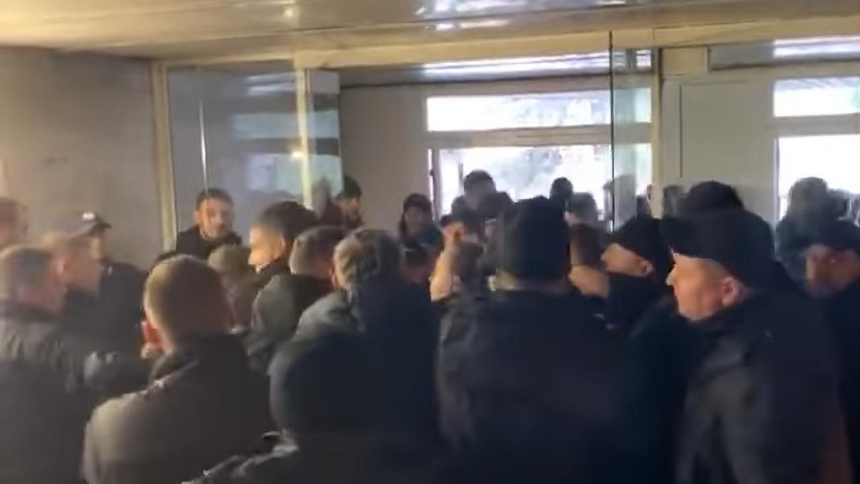 Участники штурма выломали входную дверь и спровоцировали столкновения с полицией