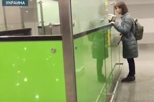 Журналисты вели видеосъемку во время оформления документов