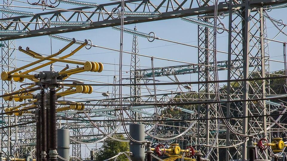 Якщо чиновники погодять цю ініціативу, тариф зросте з 1,68 грн до 2,88 грн/кВт-год. Але зростання торкнеться тільки того об'єму, який перевищує 500 кВт-год, пише журналіст
