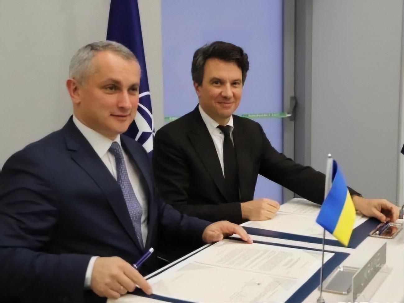 Україна і НАТО підписали оновлену дорожню карту з оборонно-технічного співробітництва