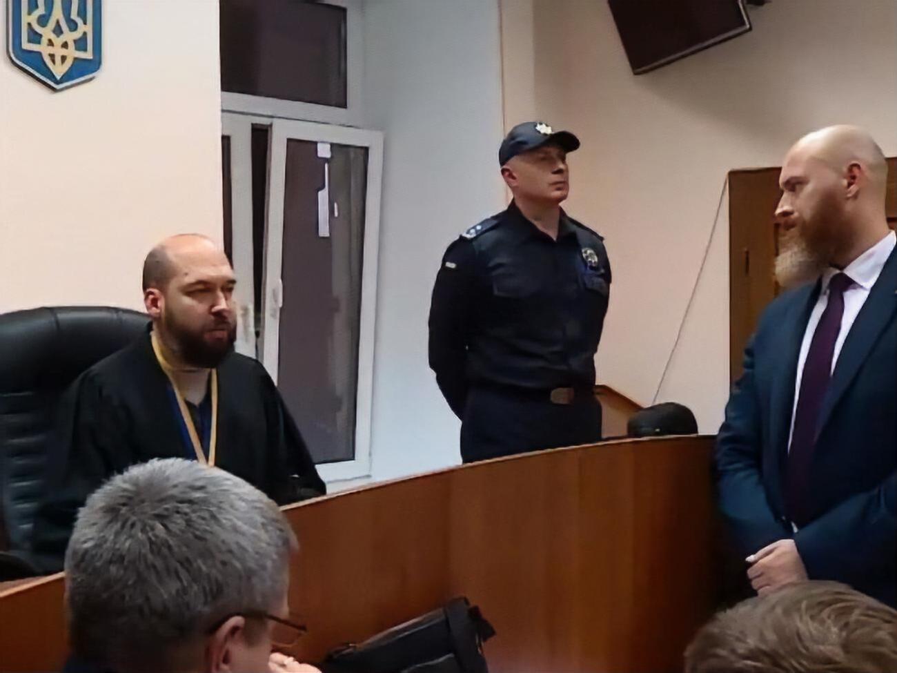Вовк (на фото ліворуч) повідомив, що буде новий розподіл суддів