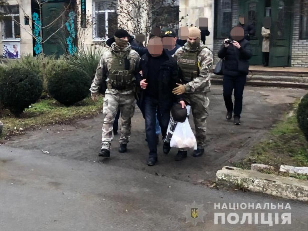 Чиновника затримали під час незаконного отримання 100 тис. грн