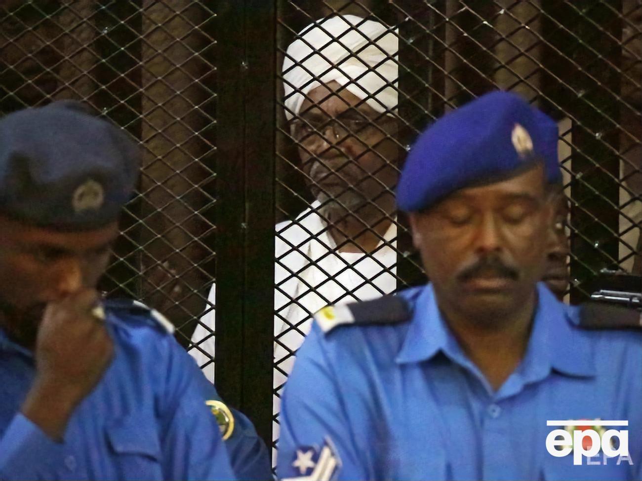 Цей вирок лише перший у серії судових розглядів за висунутими аль-Баширу обвинуваченнями