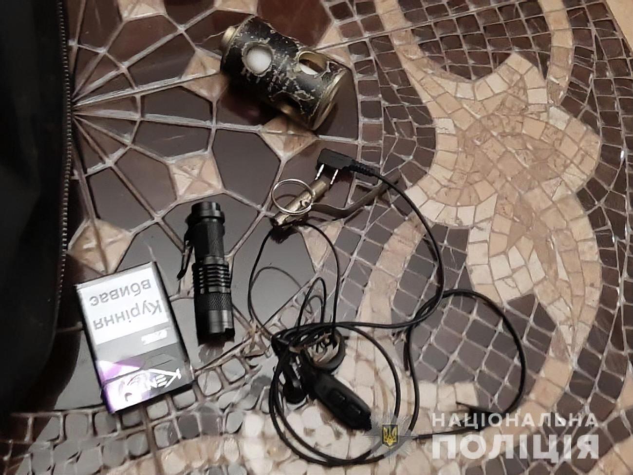 У задержанных изъяли оружие, боеприпасы, радиостанции, средства для взлома замков