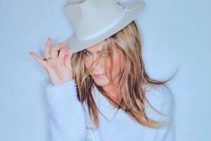 Энистон: Калифорнийская маленькая шапочка