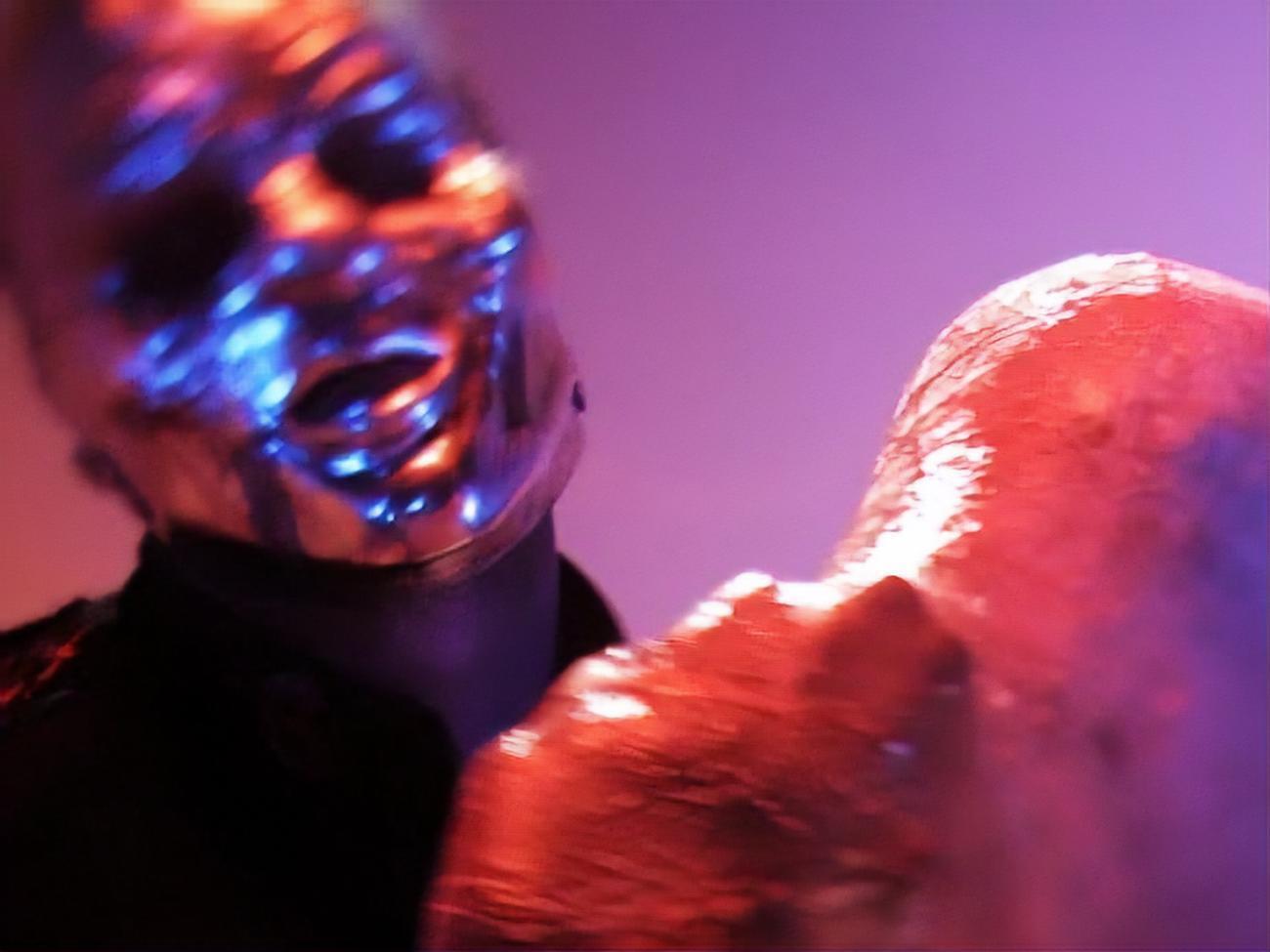 Музыканты Slipknot предстают на сцене в масках, исполняя трек
