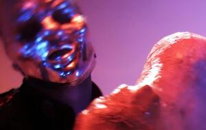 Музыканты Slipknot предстают на сцене в масках, исполняя трек