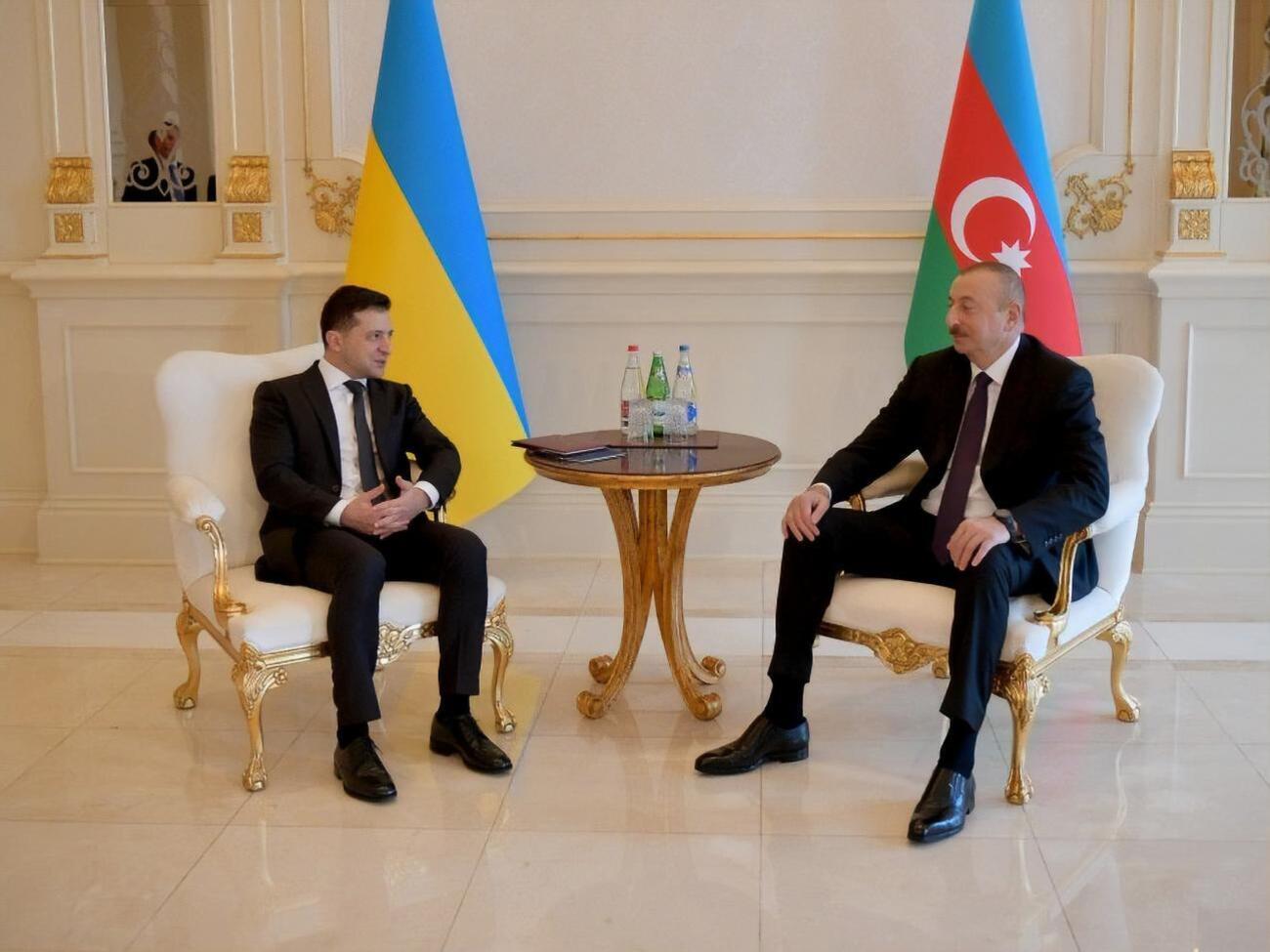 Зеленський обговорив з Алієвим будівництво доріг в Україні